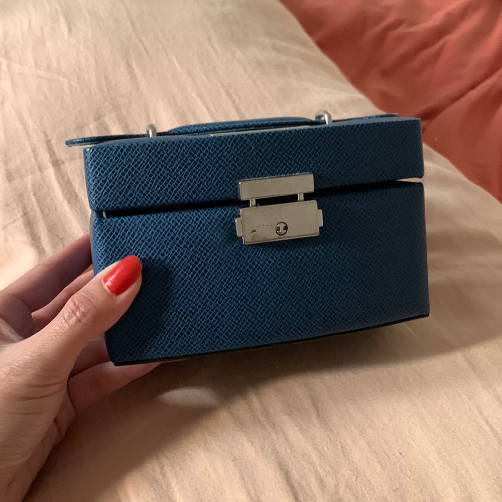 NA HOKU Jewelry Box comes with Lock & Key